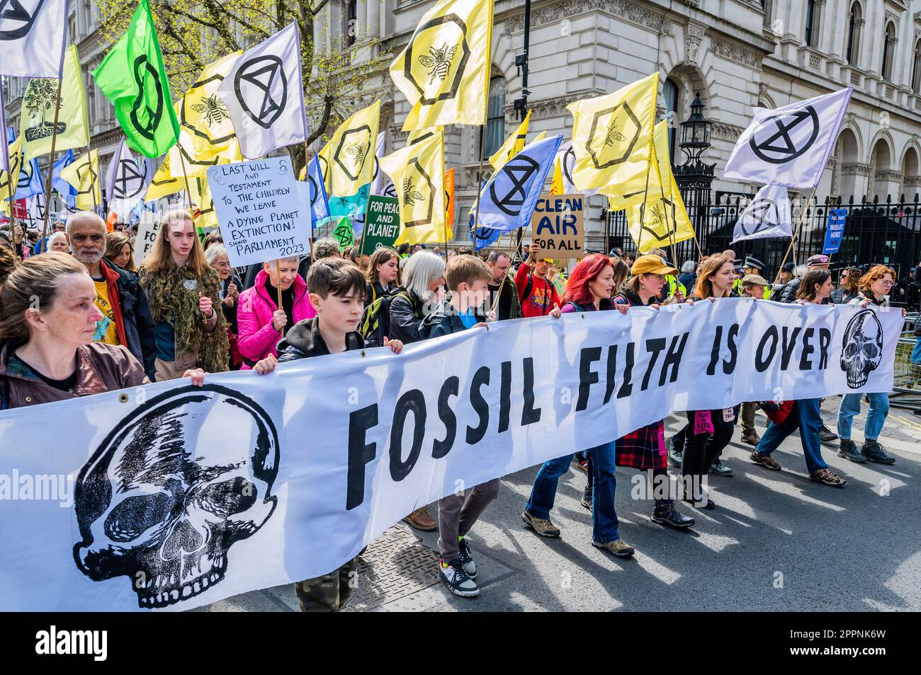 Londra, Regno Unito. 24th Apr, 2023. La marcia per porre fine ai combustibili fossili scende lungo Whitehall e supera Downing Street - la ribellione di estinzione arriva al suo ultimo giorno del Big One, Unite per sopravvivere, azione intorno a Parliament Square e Westminster. Credit: Guy Bell/Alamy Live News Foto Stock