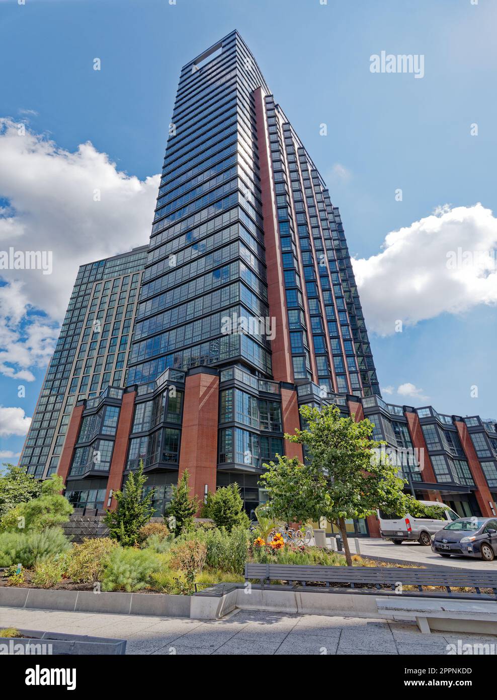 Uno scivolo blu è un alto edificio di lusso, parte dello sviluppo di Greenpoint Landing. Le facciate principali presentano finestre a disegno a dente di sega. Foto Stock