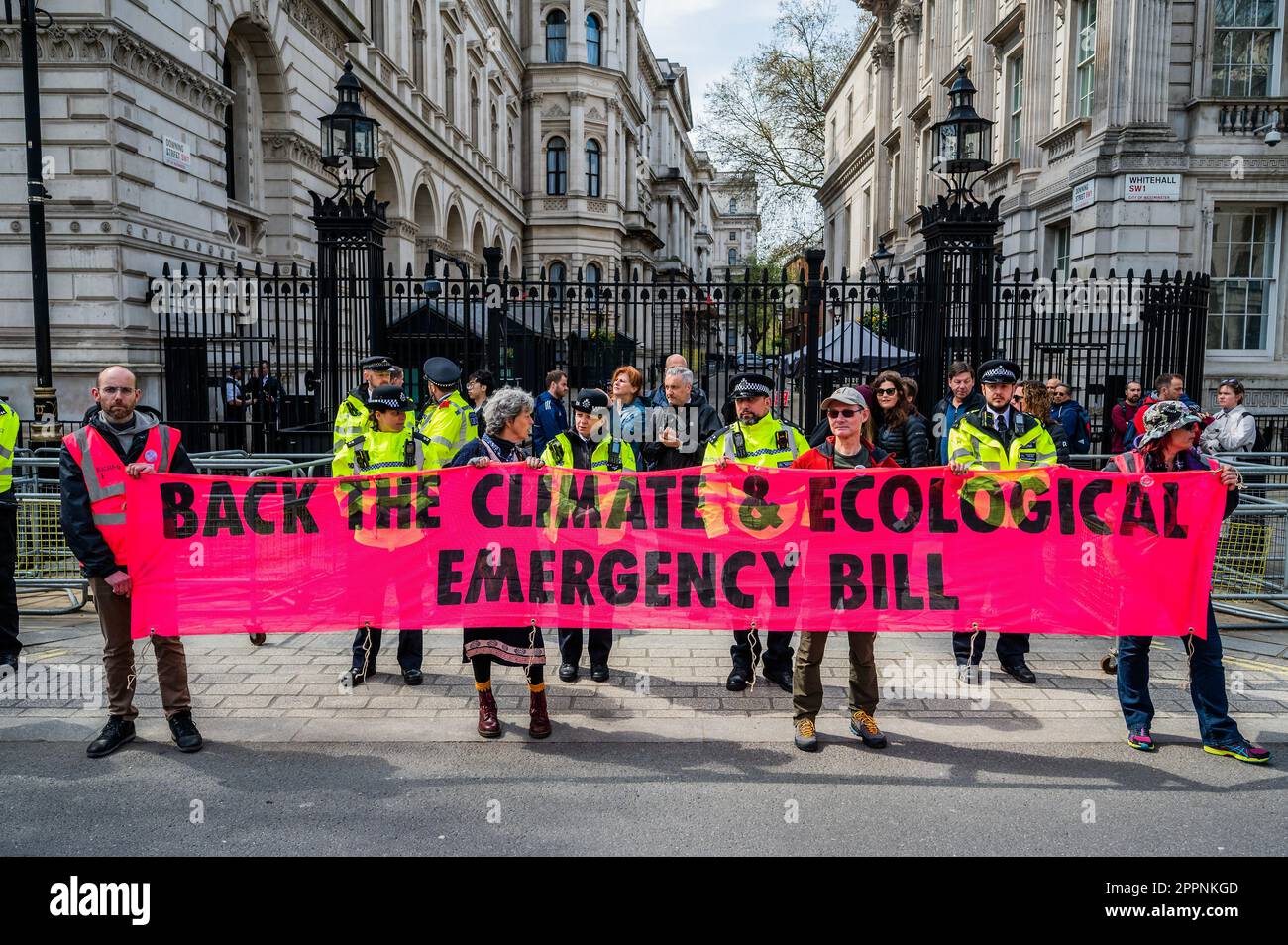 Londra, Regno Unito. 24th Apr, 2023. La marcia per porre fine ai combustibili fossili scende lungo Whitehall e supera Downing Street - la ribellione di estinzione arriva al suo ultimo giorno del Big One, Unite per sopravvivere, azione intorno a Parliament Square e Westminster. Credit: Guy Bell/Alamy Live News Foto Stock