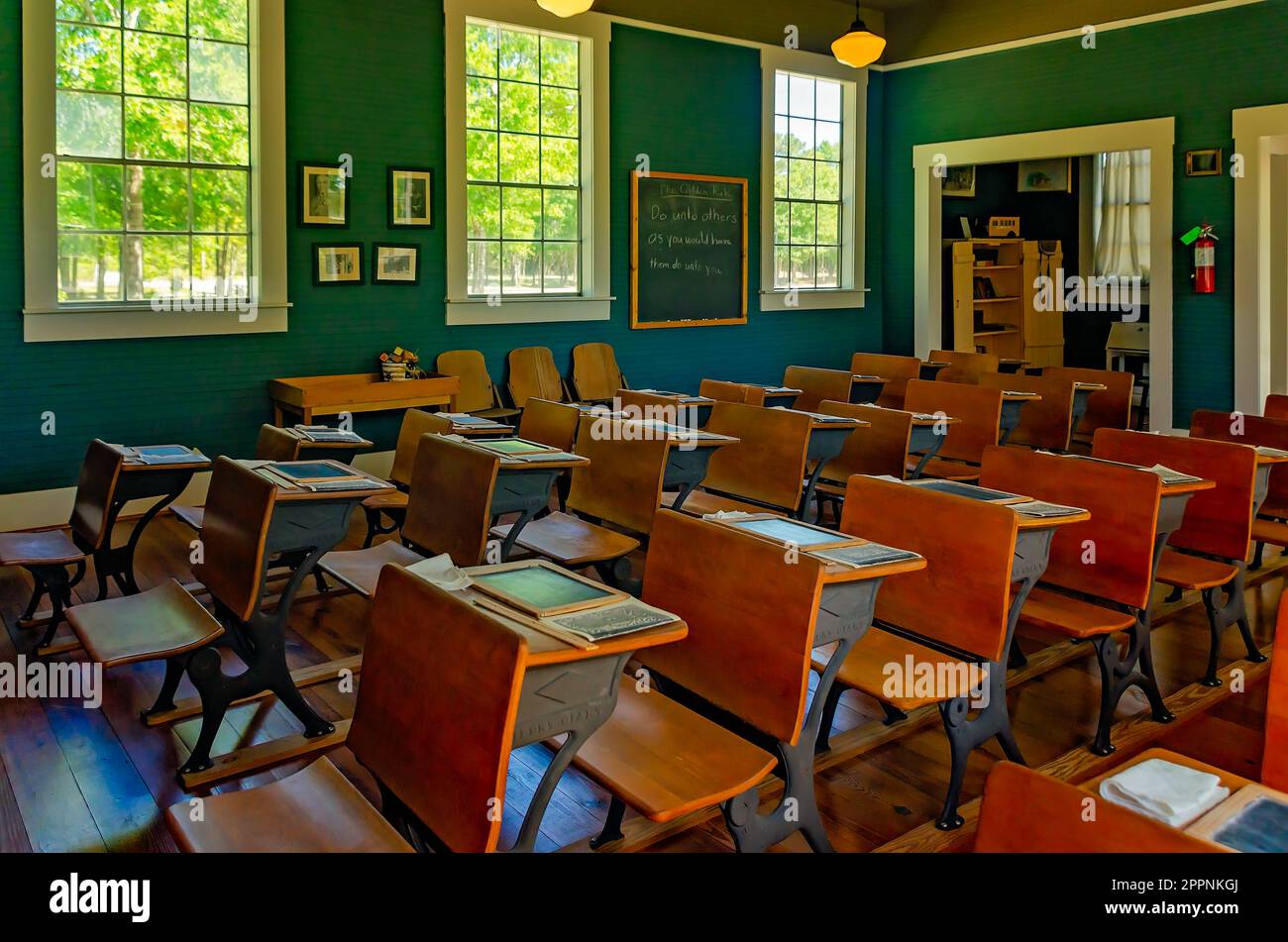 La regola d'oro è scritta su una lavagna nella Little Red Schoolhouse di Baldwin County Bicentennial Park a Stockton, Alabama. Foto Stock
