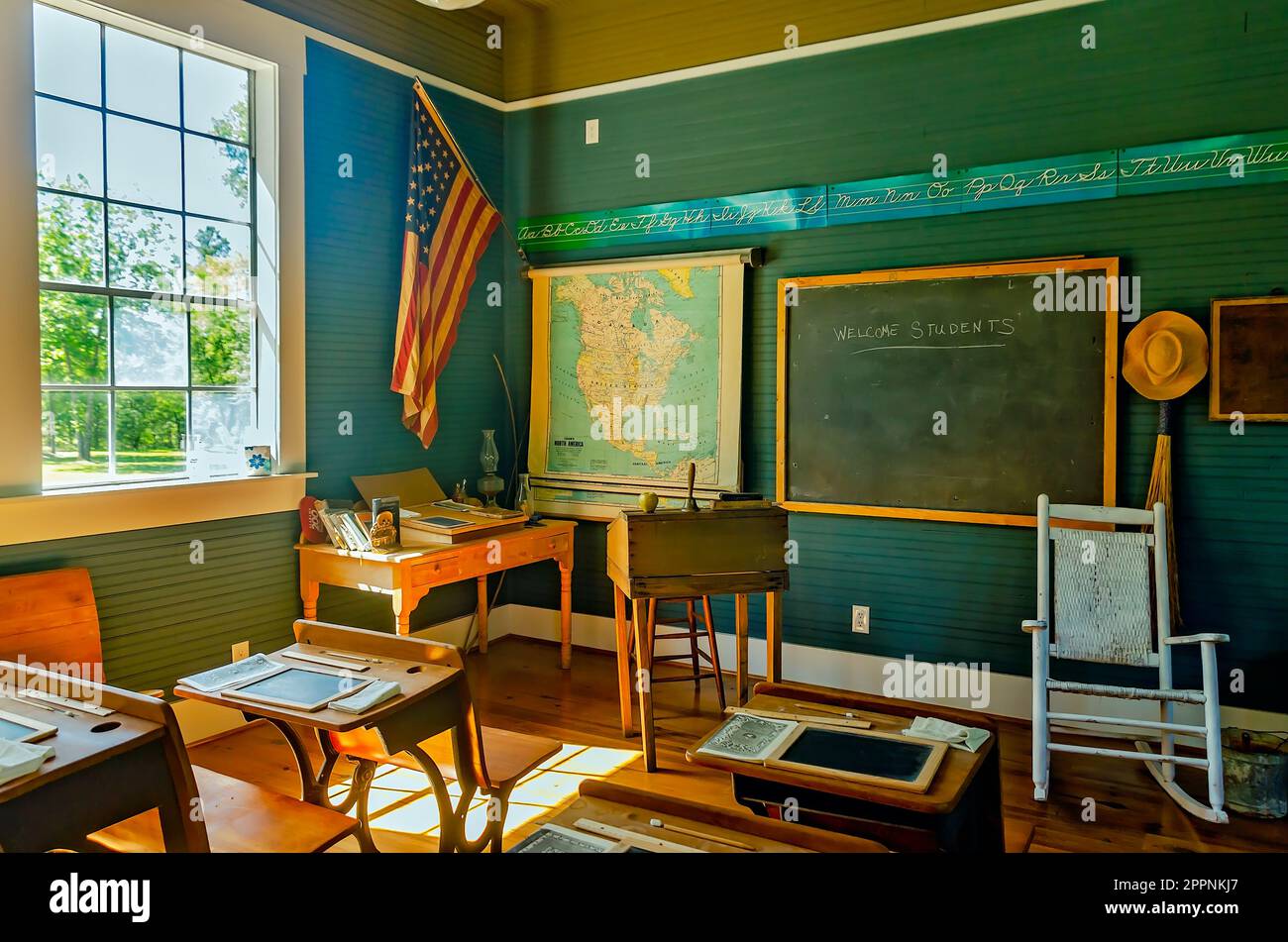 Una lavagna accoglie gli studenti alla Little Red Schoolhouse di Baldwin County Bicentennial Park di Stockton, Alabama. Foto Stock