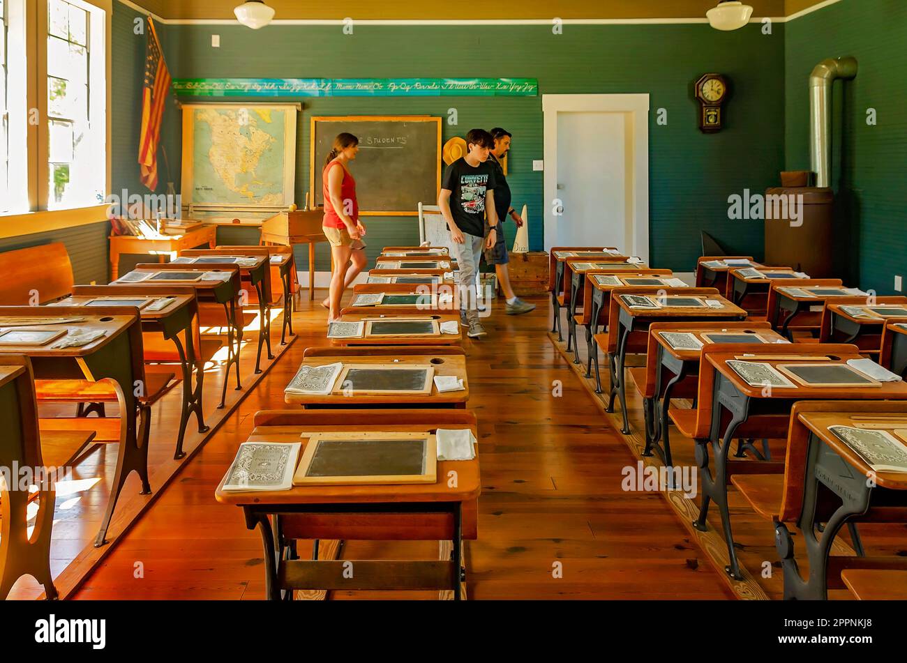 La gente visita la Little Red Schoolhouse, conosciuta anche come Blakely School, nel Baldwin County Bicentennial Park, 22 aprile 2023, a Stockton, Alabama. Foto Stock