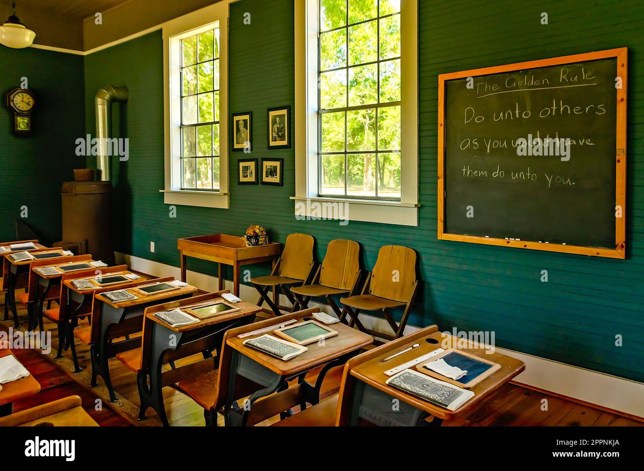 La regola d'oro è scritta su una lavagna nella Little Red Schoolhouse di Baldwin County Bicentennial Park a Stockton, Alabama. Foto Stock