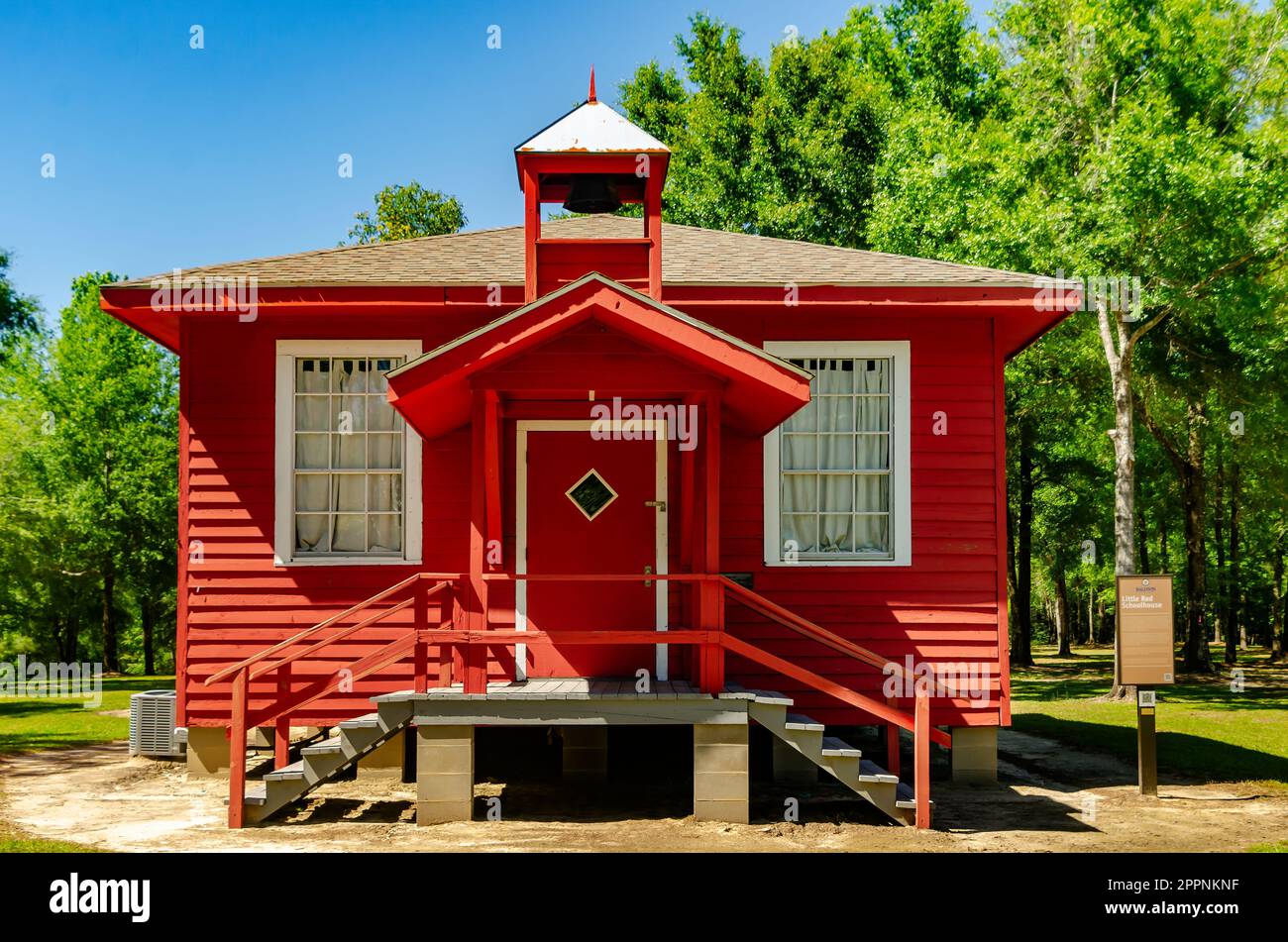 La Little Red Schoolhouse, conosciuta anche come Blakely School, è raffigurata nel Baldwin County Bicentennial Park, 22 aprile 2023, a Stockton, Alabama. Foto Stock