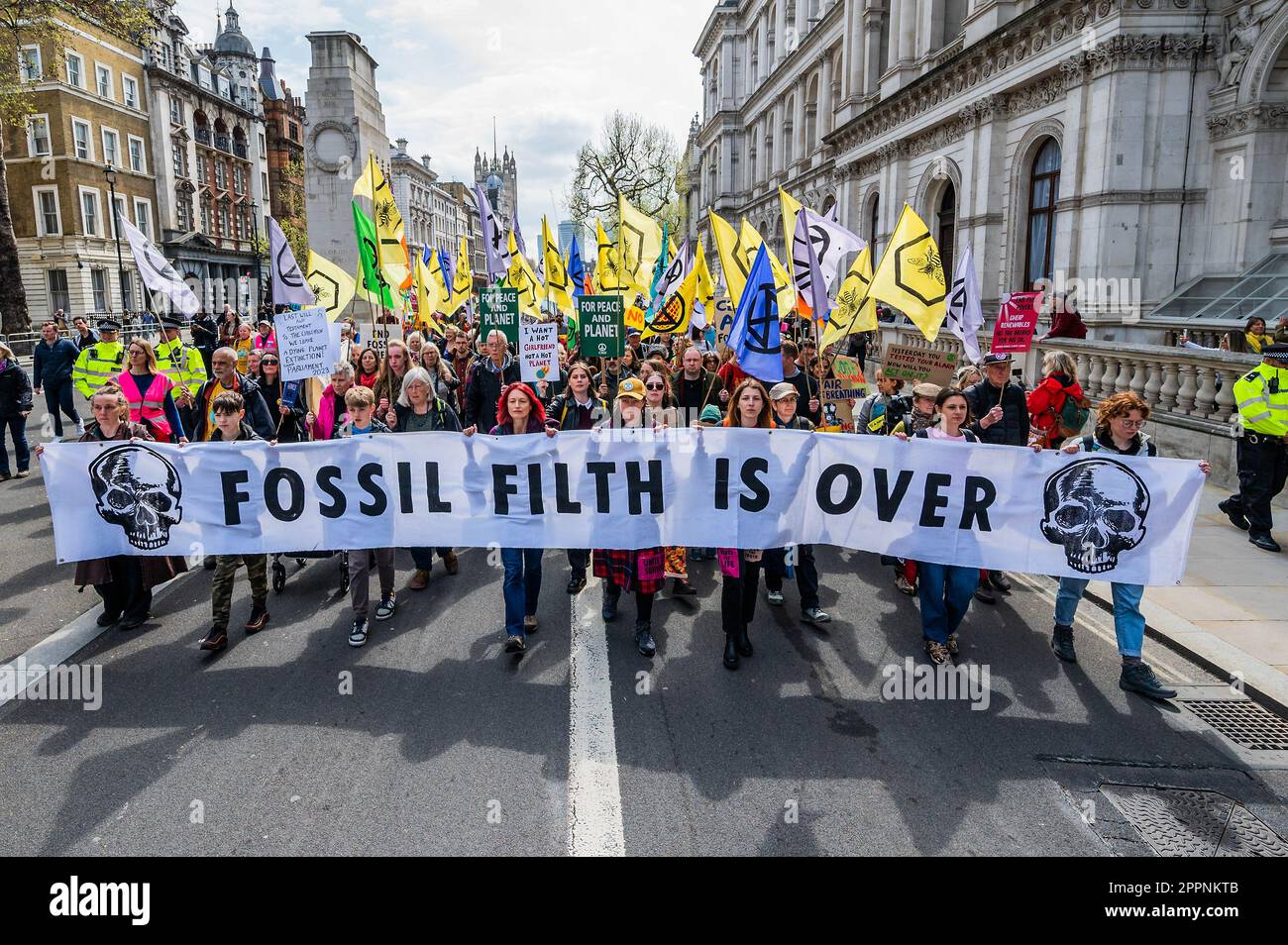 Londra, Regno Unito. 24th Apr, 2023. La marcia per porre fine ai combustibili fossili scende lungo Whitehall e supera Downing Street - la ribellione di estinzione arriva al suo ultimo giorno del Big One, Unite per sopravvivere, azione intorno a Parliament Square e Westminster. Credit: Guy Bell/Alamy Live News Foto Stock