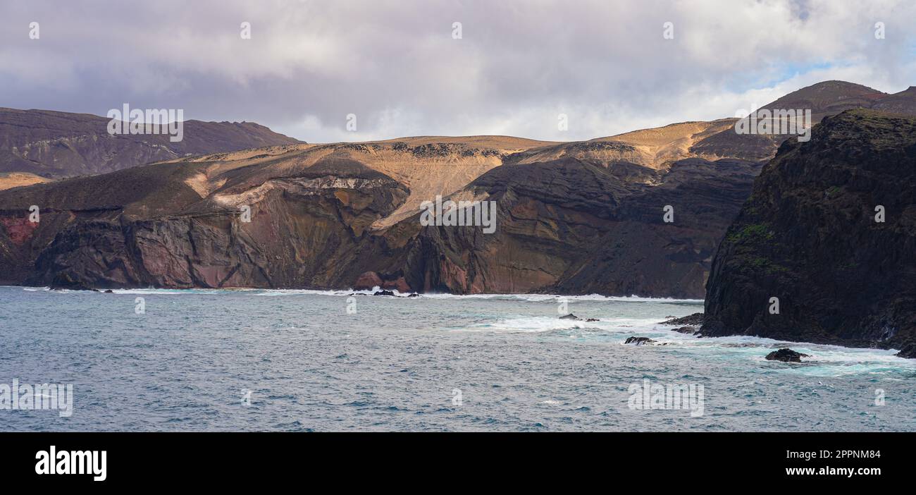 Scogliere marine del Parco Naturale di Jandia come si vede da Punta Pesebre ('Punta di Pesebre'), l'estremità più occidentale di Fuerteventura nelle Isole Canarie, Spagna Foto Stock