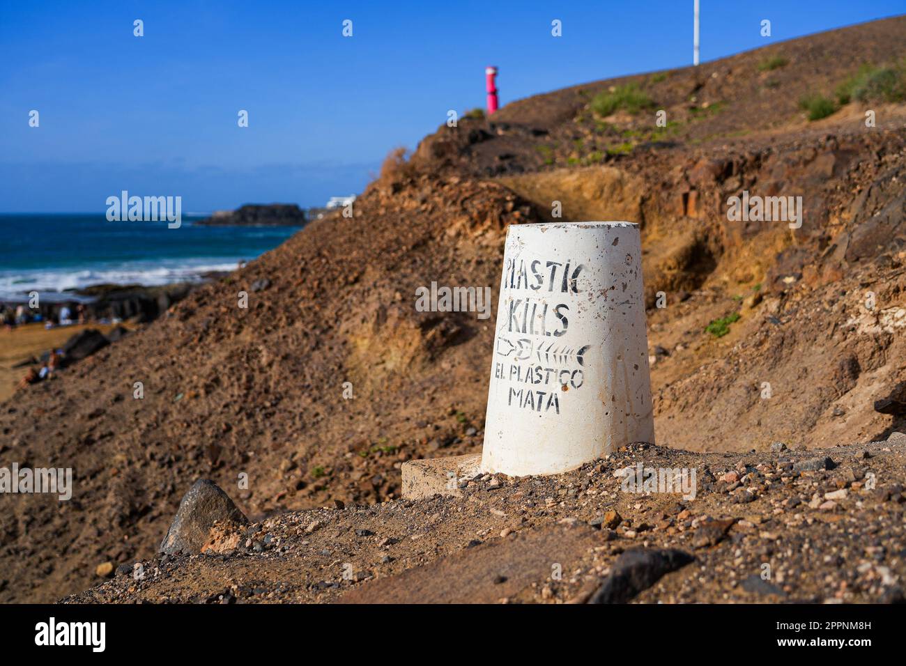 Tag rivendicare 'uccisioni di plastica' su un cilindro di cemento su Playa del Castillo ('Spiaggia del Castello') vicino al villaggio di El Cotillo a nord di Fuerteventura in Th Foto Stock