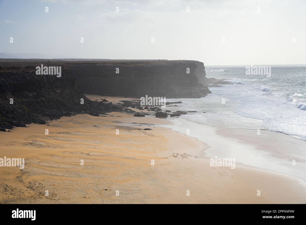 Scogliere su Piedra playa ('Spiaggia di pietra') vicino al villaggio di El Cotillo nel nord di Fuerteventura nelle Isole Canarie, Spagna Foto Stock