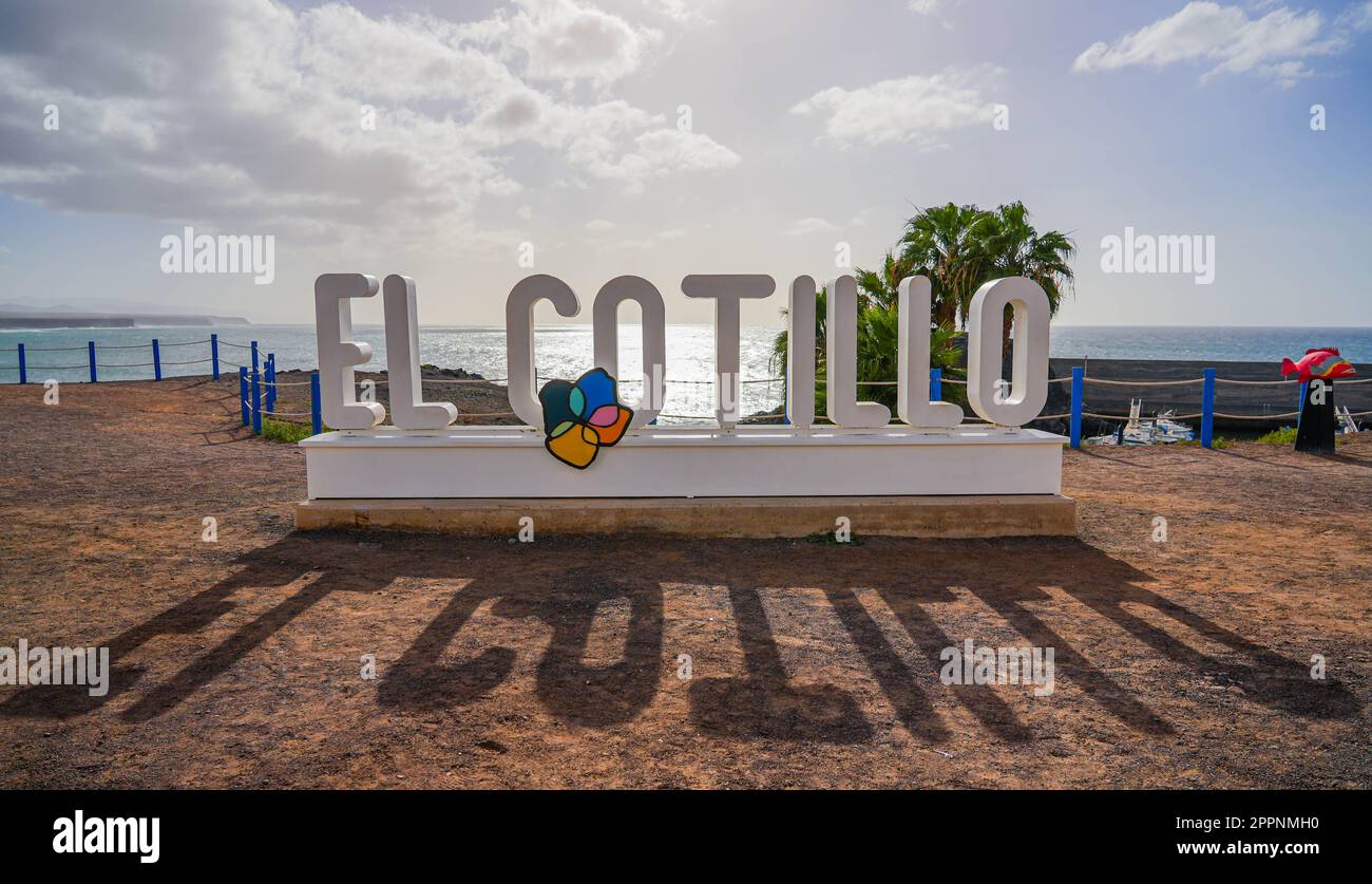 Cartello di benvenuto retroilluminato composto da lettere giganti che formano il nome della città 'El Cotillo' di fronte all'Oceano Atlantico sull'isola di Fuerteventura nel Canar Foto Stock