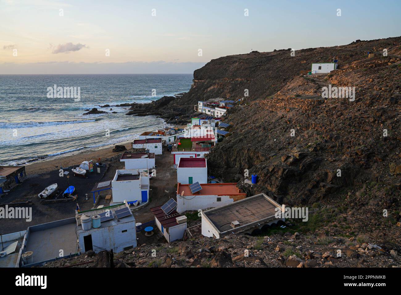 Puertito de los Molinos, un piccolo villaggio di pescatori sulla costa occidentale dell'isola di Fuerteventura nelle Canarie - un borgo di case tradizionali costruito in un Foto Stock