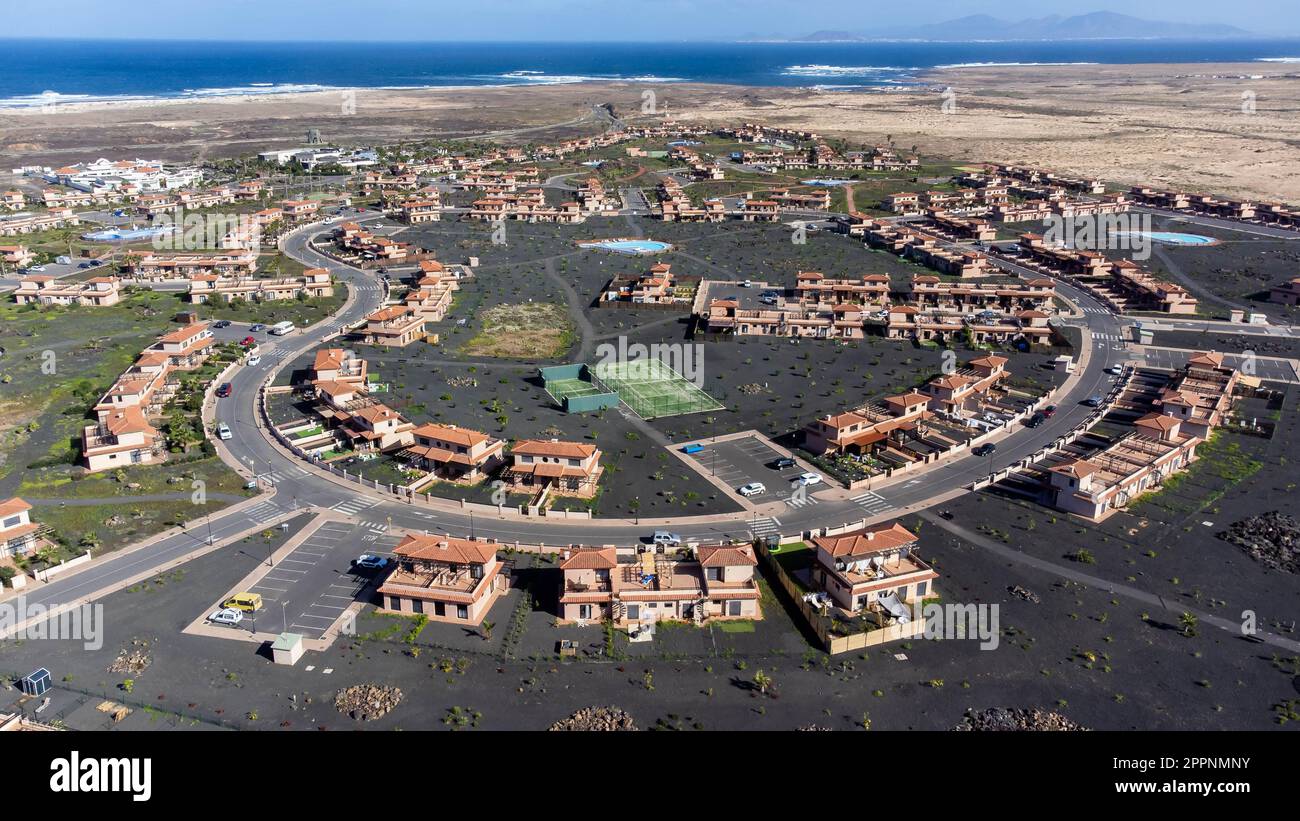 Veduta aerea di un quartiere di case vacanze in affitto a OrigoMare, un club villaggio isolato in un paesaggio desertico nel nord di Fuerteventura è Foto Stock