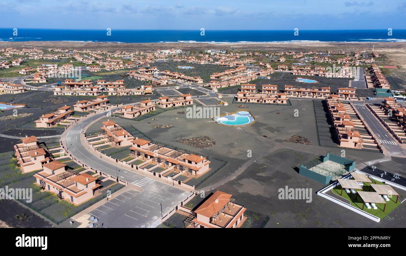 Veduta aerea di un quartiere di case vacanze in affitto a OrigoMare, un club villaggio isolato in un paesaggio desertico nel nord di Fuerteventura è Foto Stock