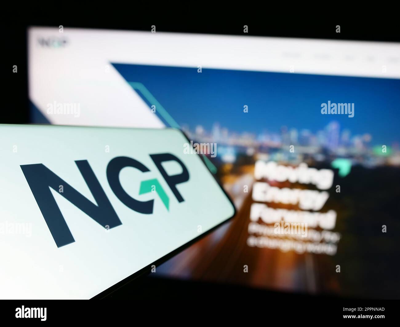Cellulare con il logo della società americana NGP Energy Capital Management LLC sullo schermo di fronte al sito web aziendale. Messa a fuoco a sinistra del display del telefono. Foto Stock