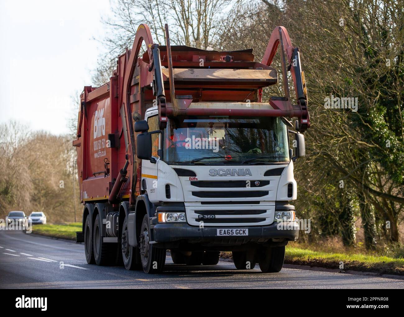 Stony Stratford, Bucks, Regno Unito - Febbraio 9th 2023. 2016 Scania P360 autocarro diesel bianco nella livrea dei servizi rifiuti Biffa Foto Stock