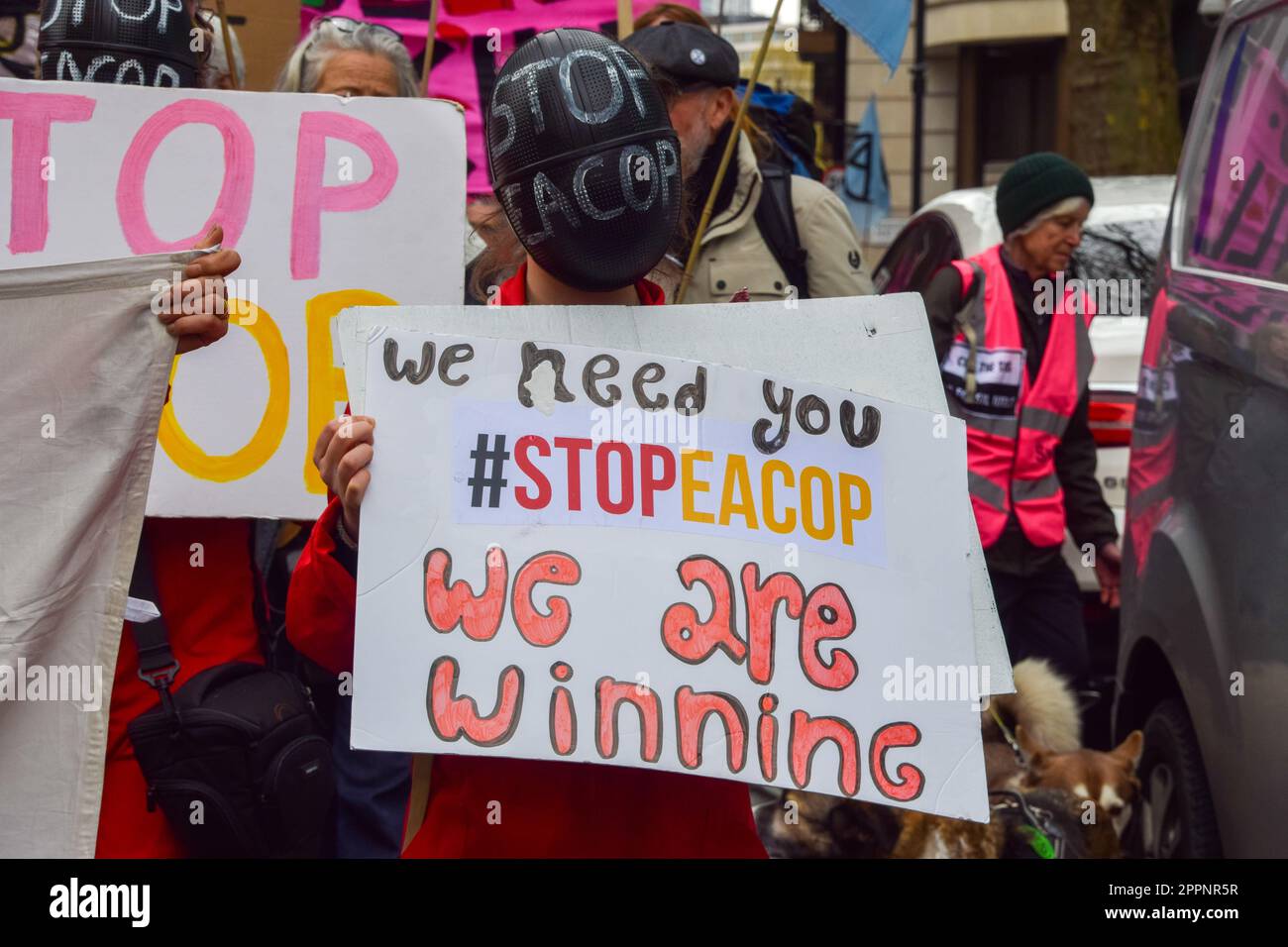 Londra, Regno Unito. 24th aprile 2023. Fermare i manifestanti dell'EACOP (East African grezza Oil Pipeline) marzo il quarto e ultimo giorno delle proteste della ribellione di estinzione a Westminster. Credit: Vuk Valcic/Alamy Live News Foto Stock