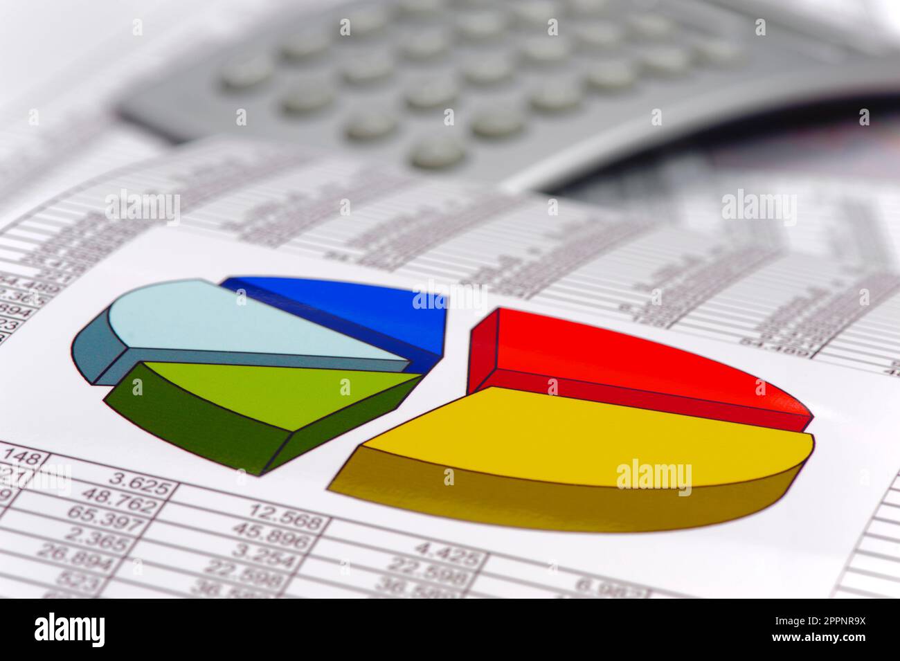 business, finanza ed economia con grafico, calcolatrice e dati Foto Stock