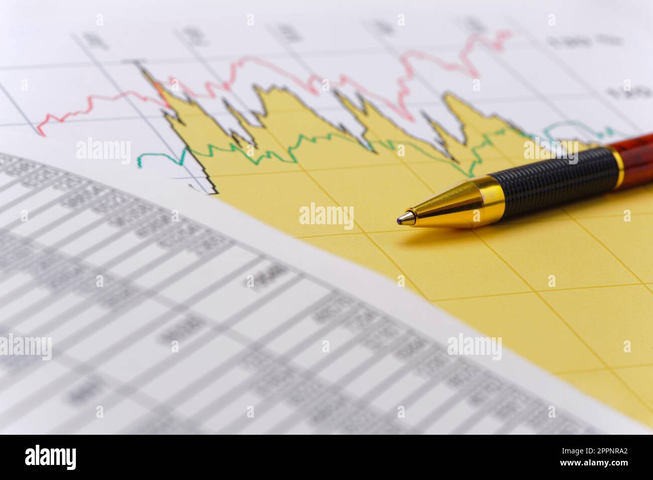 business, finanza ed economia con grafico, calcolatrice e dati Foto Stock