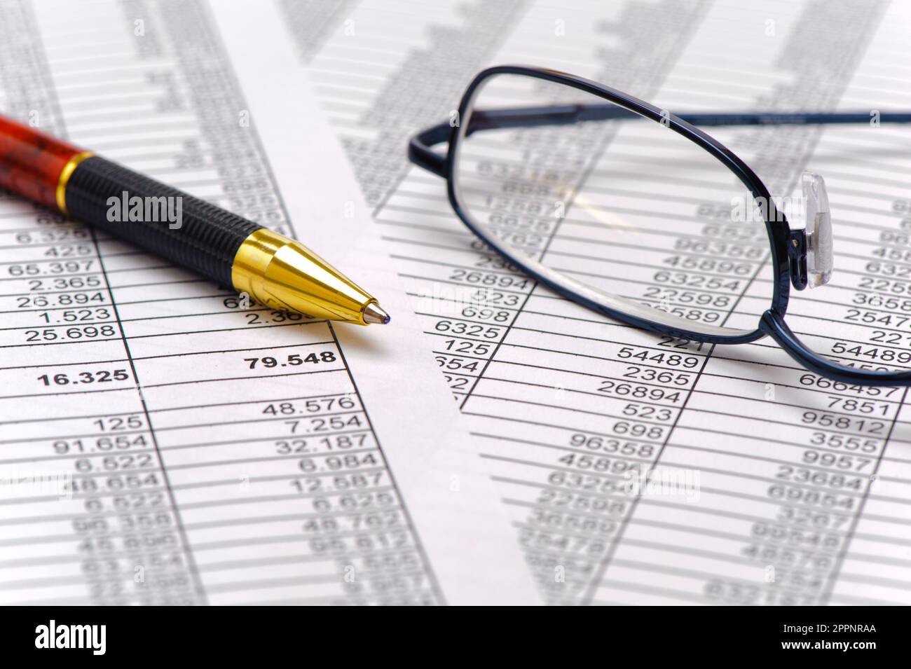 business, finanza ed economia con grafico, calcolatrice e dati Foto Stock