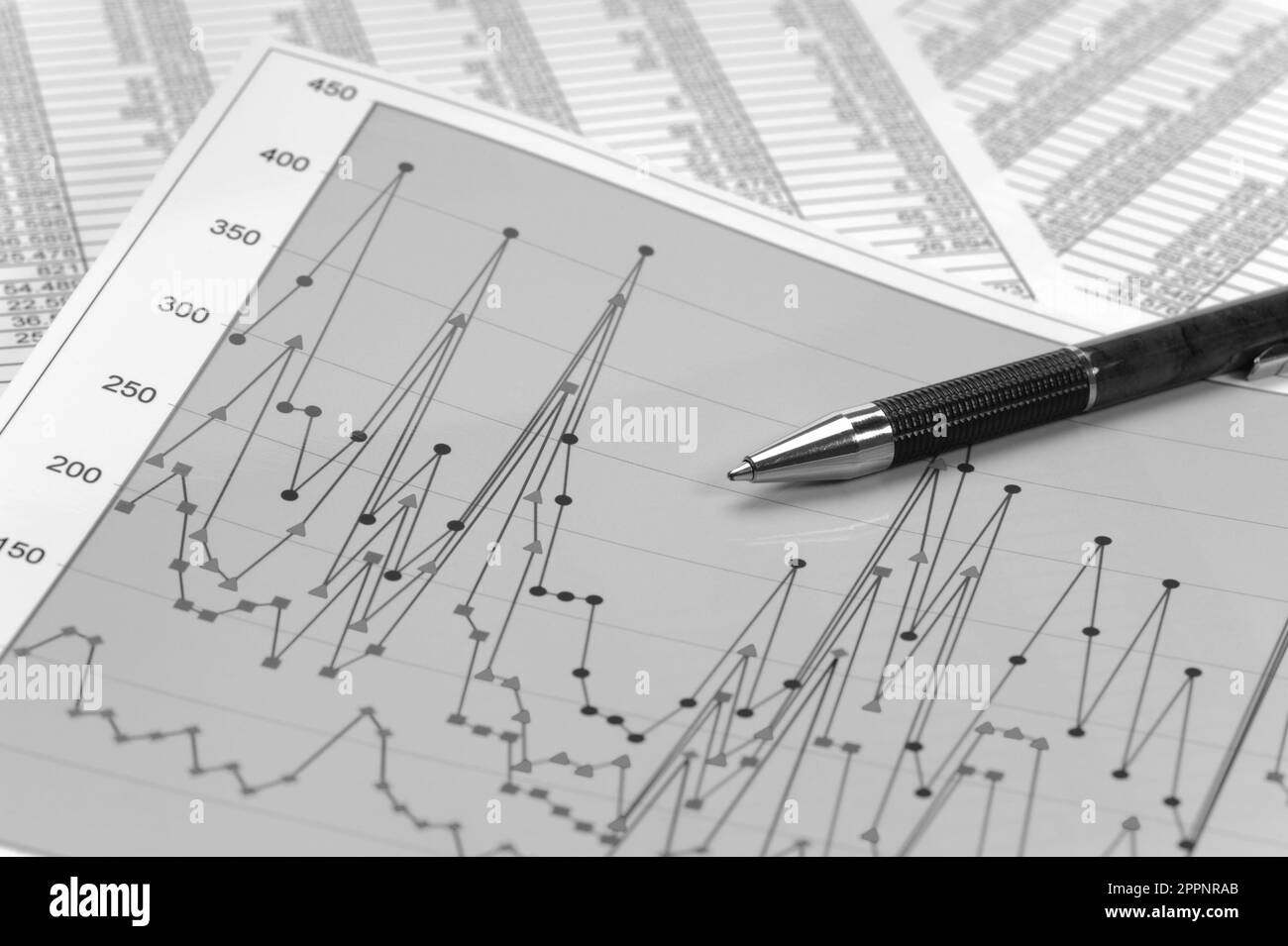 business, finanza ed economia con grafico, calcolatrice e dati Foto Stock