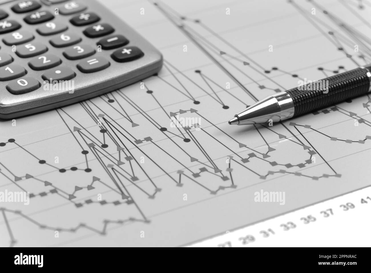 business, finanza ed economia con grafico, calcolatrice e dati Foto Stock