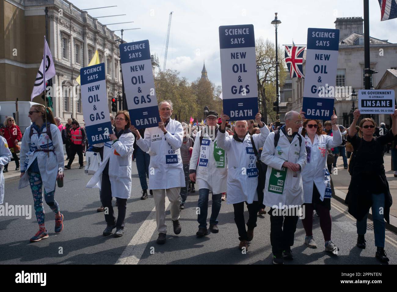 Londra, Inghilterra, Regno Unito. 24th Apr, 2023. Circa diecimila manifestanti di gruppi a sostegno della rivolta di estinzione (XR) marciarono da Parliament Square a Westminster, lungo lo Strand, finendo presso i Jubilee Gardens. La protesta ha segnato l'ultimo giorno di ''˜Unite per sopravvivere' a ''˜The Big One'''' un'azione di quattro giorni dal 21st al 24th aprile 2023. Qui persone di molti gruppi si sono riunite in tutto Westminster e nelle Camere del Parlamento. Credit: ZUMA Press, Inc./Alamy Live News Foto Stock