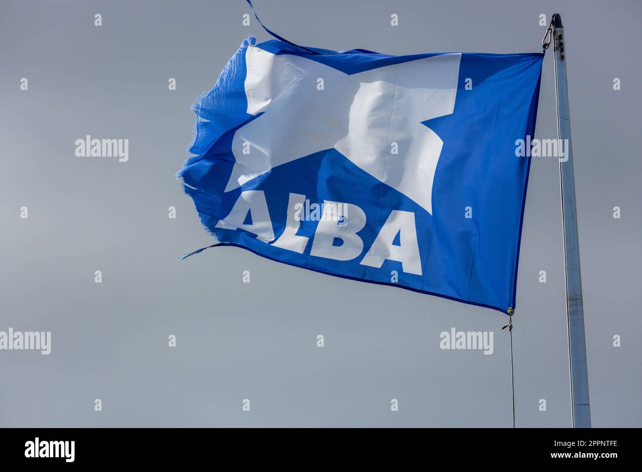 Bandiera scozzese Alba Party che vola contro un cielo grigio Foto Stock