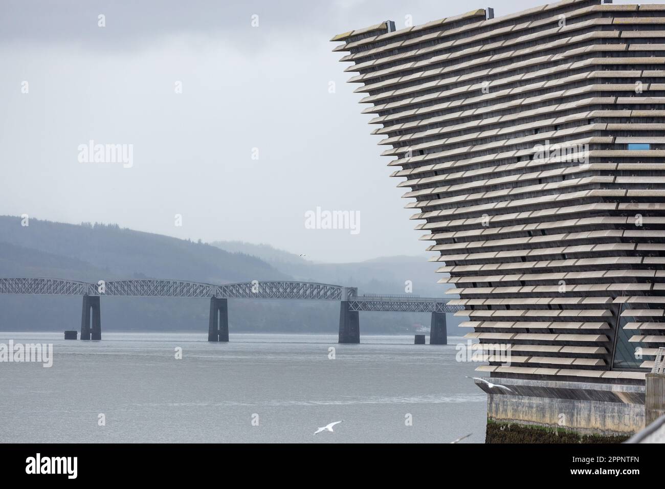 Il Tay Rail Bridge con il museo V&A in primo piano. Foto Stock
