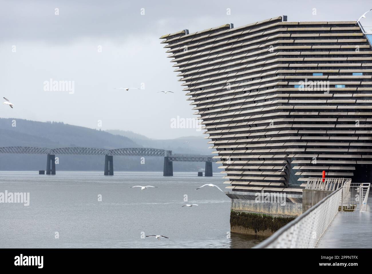 Il Museo V&A con il ponte ferroviario Tay sullo sfondo, Dundee, Scozia Foto Stock