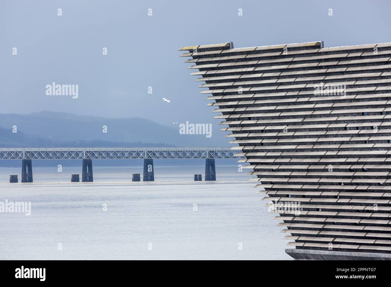 Il Museo V&A con il ponte ferroviario Tay sullo sfondo, Dundee, Scozia Foto Stock