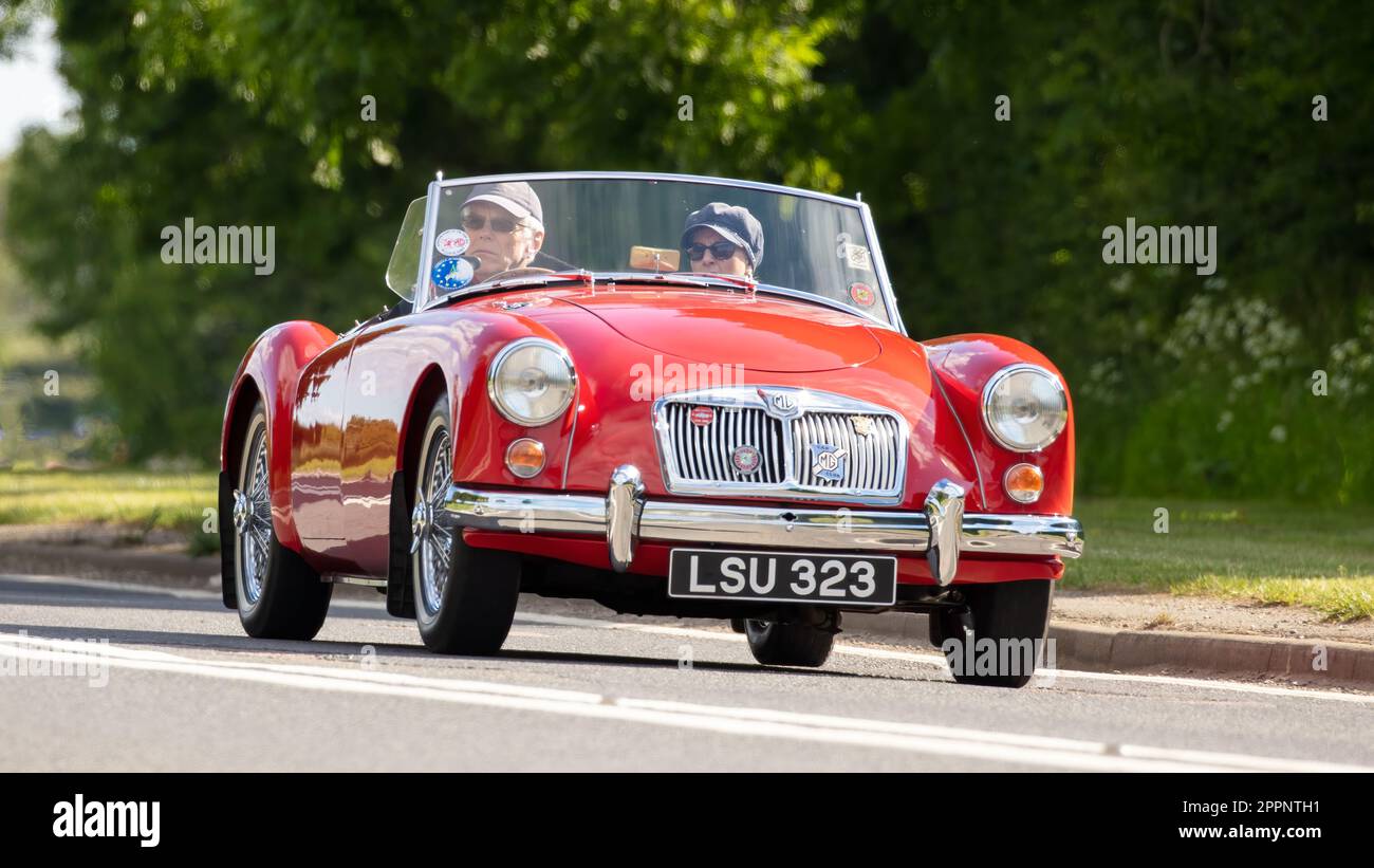 Bicester, Oxon, Regno Unito - Maggio 29th 2022. 1959 rosso 1588 cc MGA classica sportiva britannica che guida su una strada di campagna Foto Stock