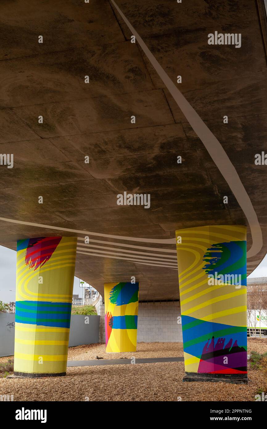 Tay Road Bridge opere d'arte colonne dipinte in modo luminoso del Tay Bridge Foto Stock