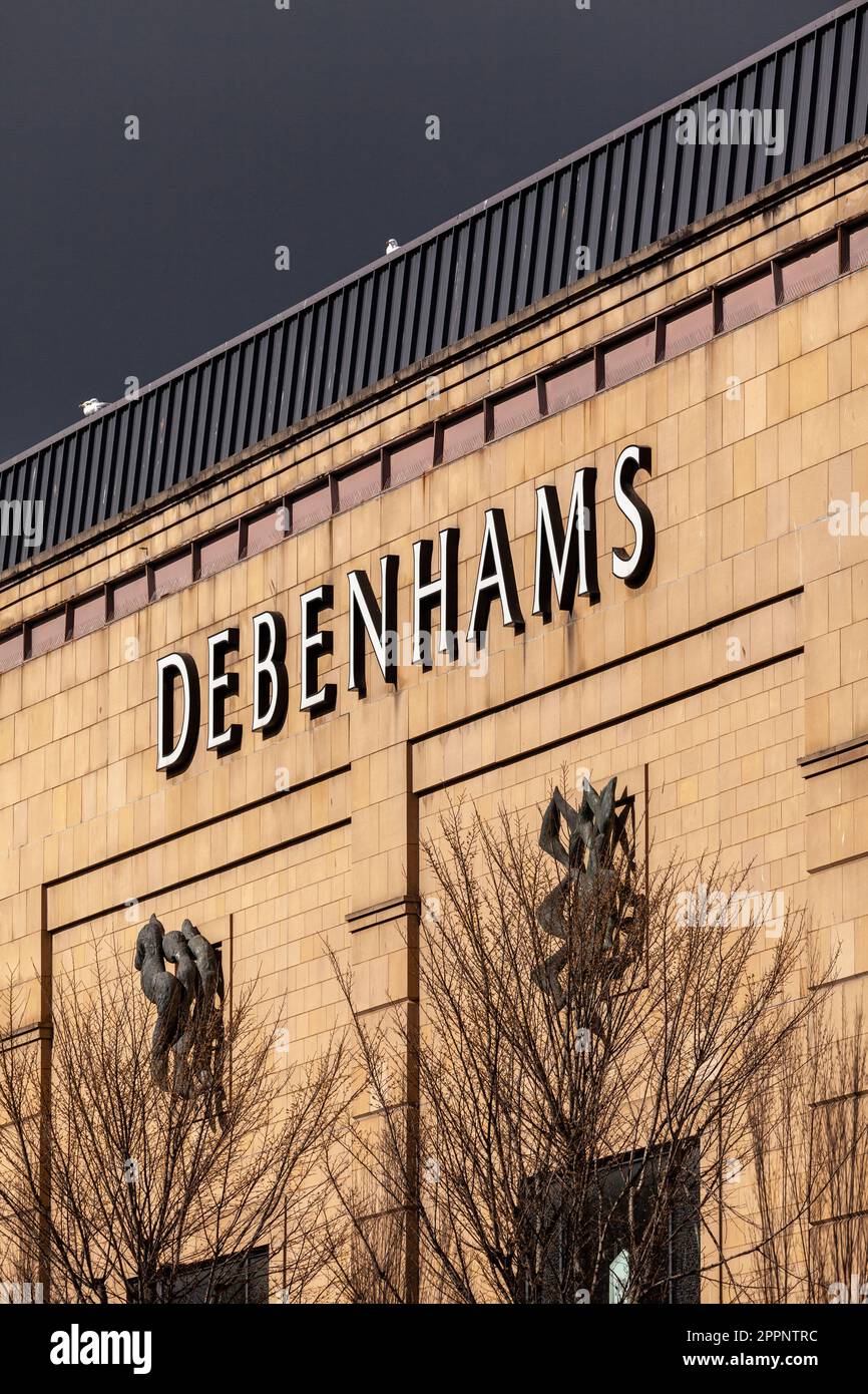 L'insegna del negozio per il Debenhams Department Store chiuso al centro commerciale Overgate Dundee. Foto Stock