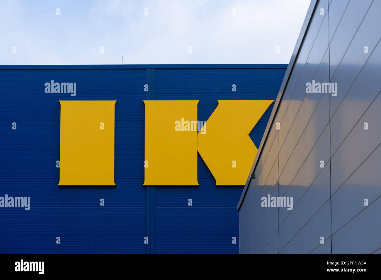 Due prime lettere di un grande logo IKEA giallo, Kaiserslautern, Germania Foto Stock