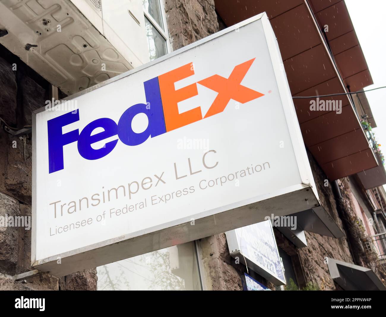 Yerevan, Armenia, 8 aprile 2023: Firma FedEx. Cartello aziendale FedEx. Firma FedEx su un pannello. FedEx Corporation è un corriere americano globale Foto Stock