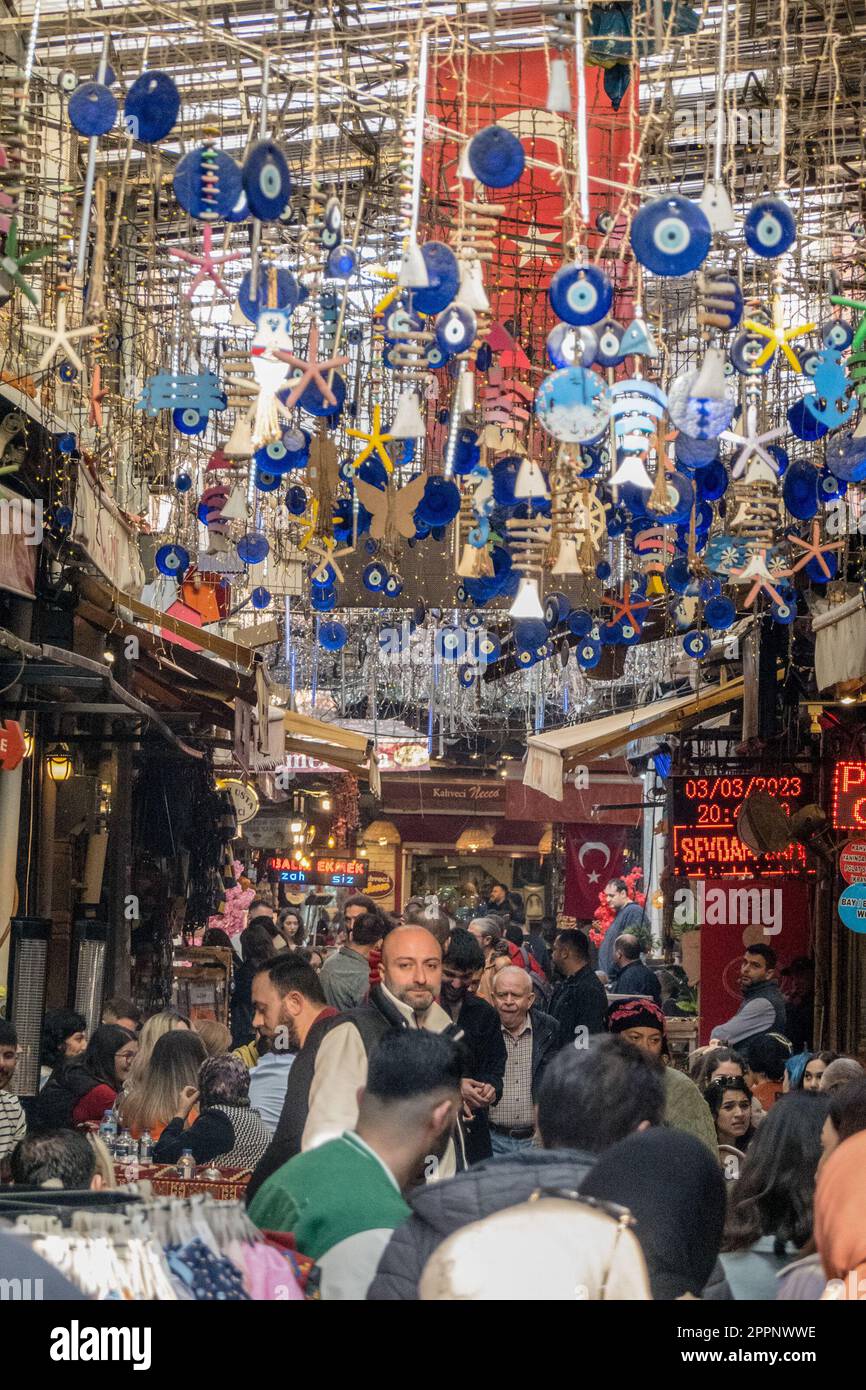 Il mercato di Kemeralti a Izmir è un vivace bazar, che offre una vasta gamma di prodotti, dalla tradizionale ceramica e spezie turche all'abbigliamento moderno e all'elettronica. I suoi vicoli stretti e i negozi colorati offrono un sovraccarico sensoriale di immagini, suoni e odori. Foto Stock