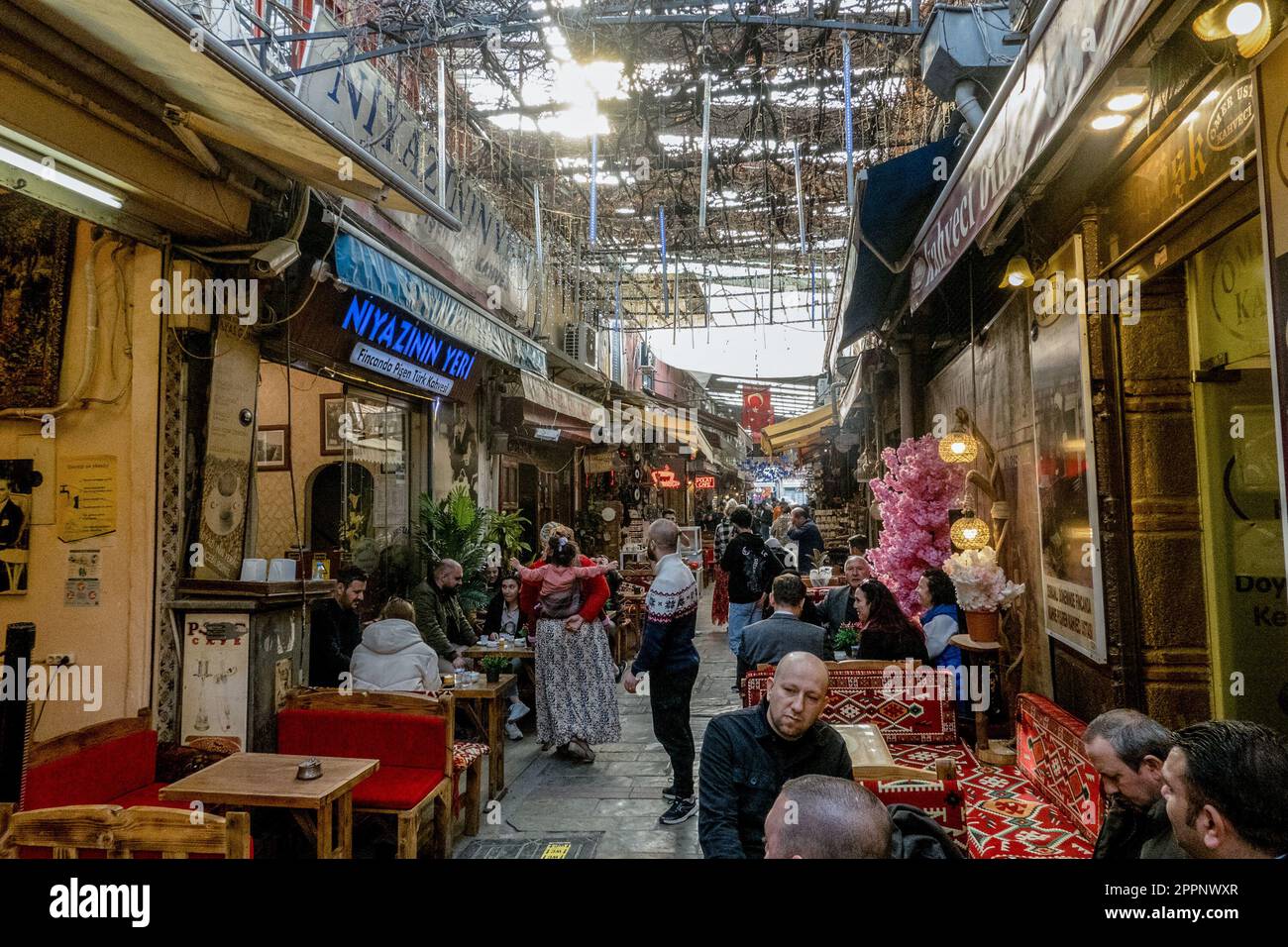 Il mercato di Kemeralti a Izmir è un vivace bazar, che offre una vasta gamma di prodotti, dalla tradizionale ceramica e spezie turche all'abbigliamento moderno e all'elettronica. I suoi vicoli stretti e i negozi colorati offrono un sovraccarico sensoriale di immagini, suoni e odori. Foto Stock