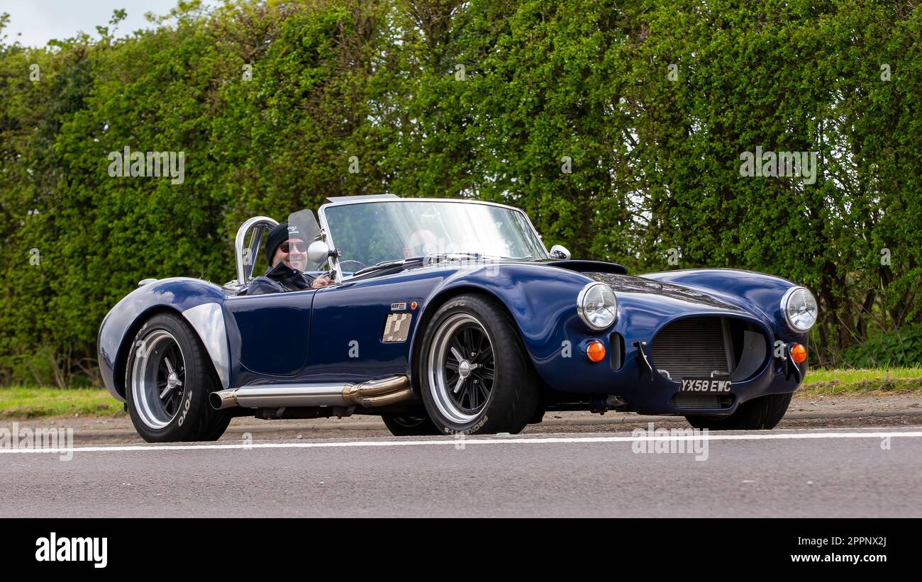 Bicester, Oxon, Regno Unito - Aprile 23rd 2023. 2008 AK SPORTSCARS replica Cobra auto in viaggio su una strada di campagna inglese Foto Stock