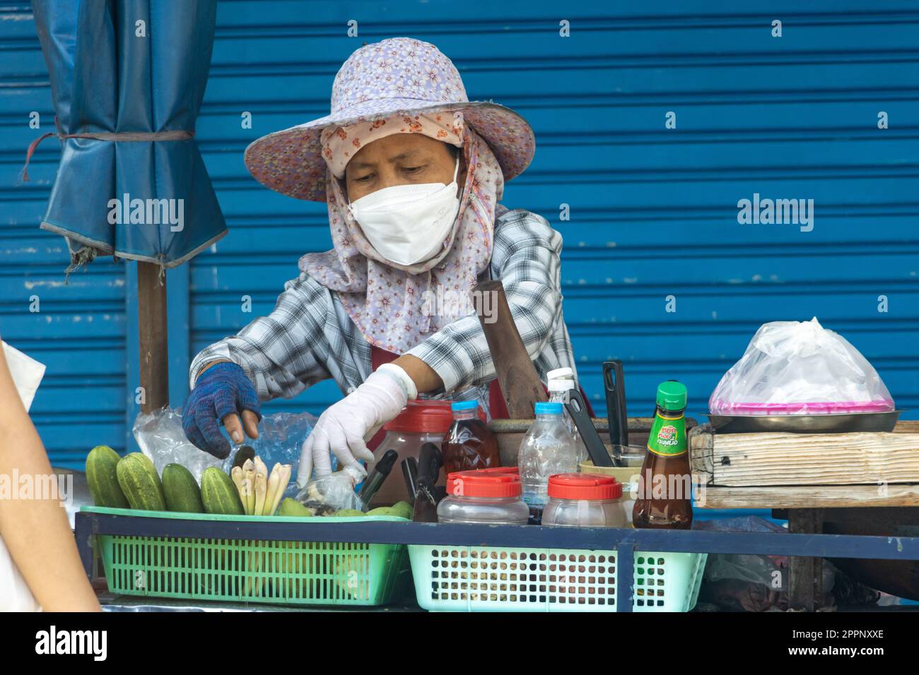 SAMUT PRAKAN, THAILANDIA, 21 2023 GENNAIO, Un venditore di strada prepara insalata di papaya per i clienti Foto Stock