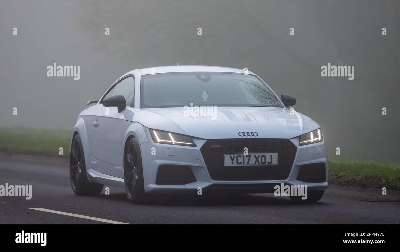 Milton Keynes, Bucks, Regno Unito, aprile 8th 2023. 2017 bianco Audi TT guida nella nebbia su una strada di campagna inglese Foto Stock