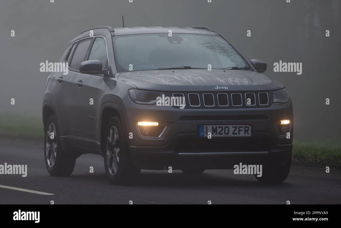 Milton Keynes, Bucks, Regno Unito, aprile 8th 2023. 2020 Jeep Compass guida nella nebbia su una strada di campagna inglese Foto Stock