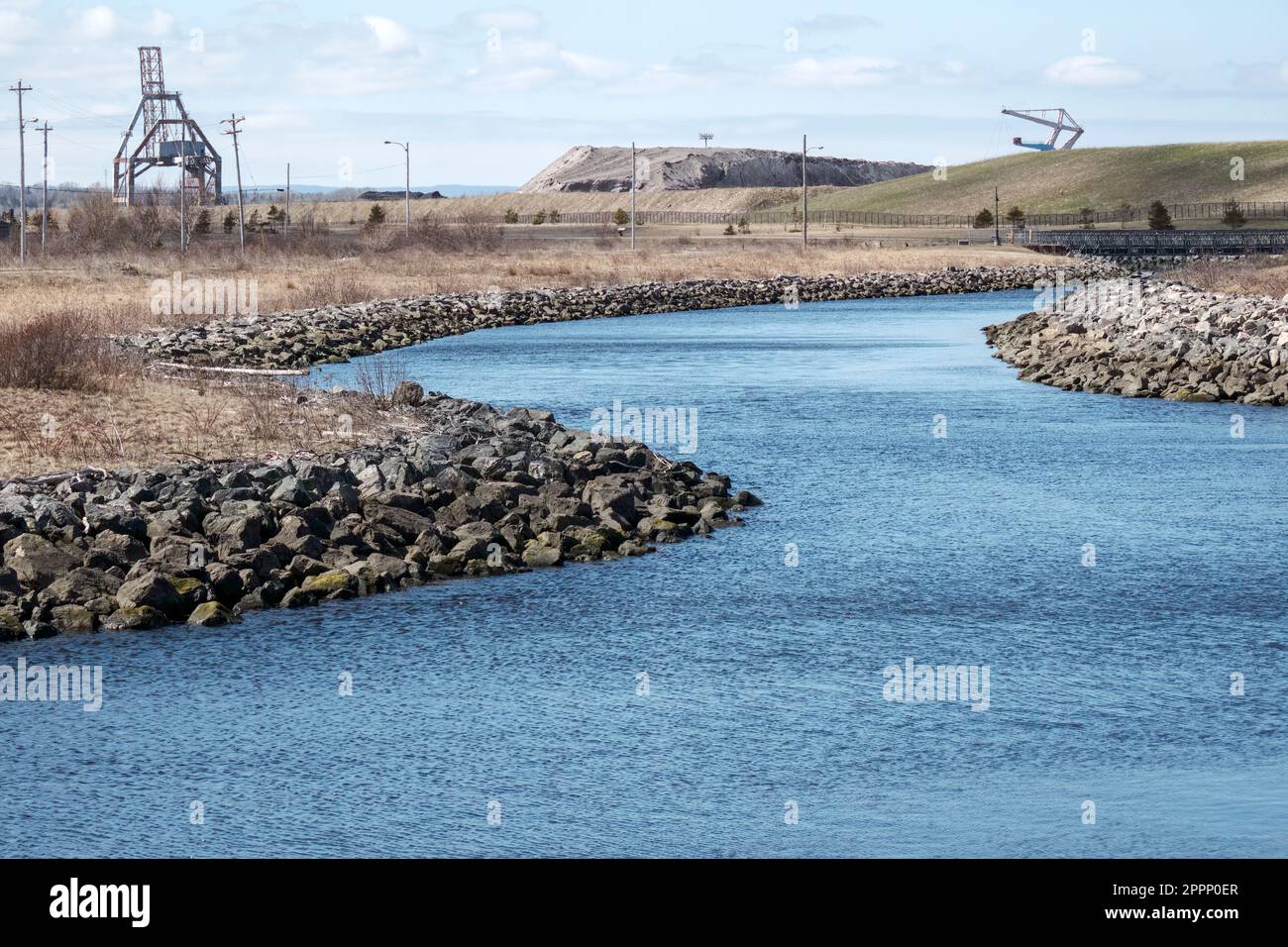Il Muggah Creek si snoda attraverso l'Open Hearth Park, il sito dell'ex acciaieria di Sydney nella Nuova Scozia di Sydney. Foto Stock