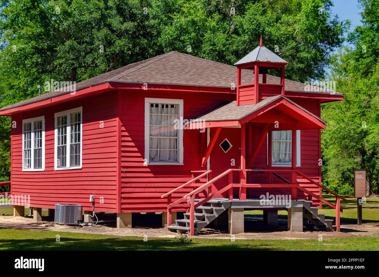 La Little Red Schoolhouse, conosciuta anche come Blakely School, è raffigurata nel Baldwin County Bicentennial Park, 22 aprile 2023, a Stockton, Alabama. Foto Stock