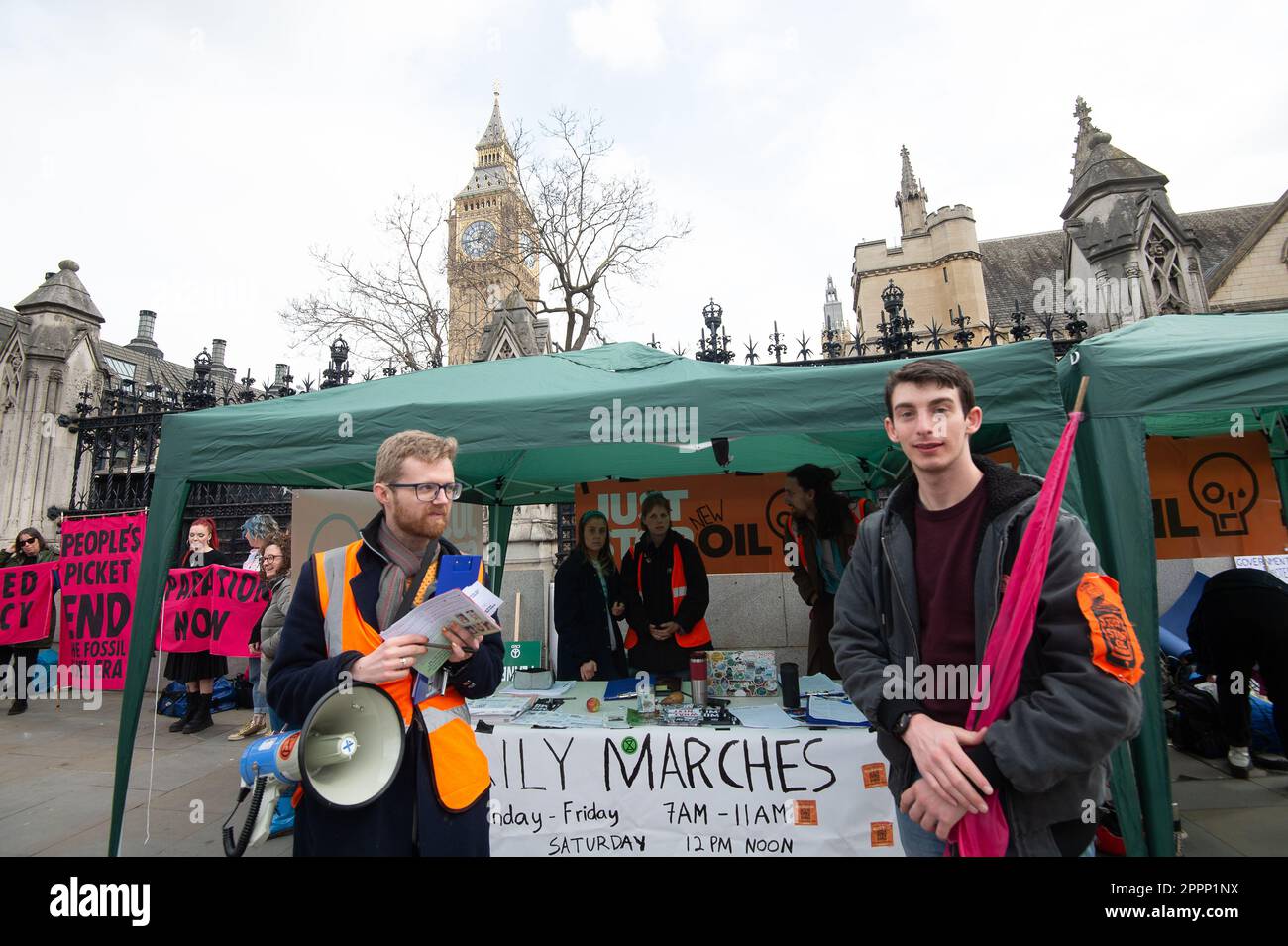 Londra, Regno Unito. 24th aprile 2023. I manifestanti di Just Stop Oil si sono Uniti alle marce della ribellione di estinzione per la Grande a Londra oggi. Just Stop Oil attivisti Marcus Decker e Morgan Trowland sono stati trovati colpevoli a Basildon Crown Court venerdì scorso di causare un disturbo pubblico quando hanno scalato il ponte di Dartford Crossing per 36 ore nell'ottobre 2022. Ora servono pene detentive di 3 anni e 2,7 mesi come una pena per impedire ad altri di copiare qualsiasi azione sul clima. Credit: Maureen McLean/Alamy Live News Foto Stock