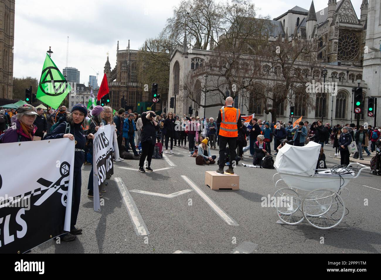 Londra, Regno Unito. 24th aprile 2023. I manifestanti di Just Stop Oil si sono Uniti alle marce della ribellione di estinzione per la Grande a Londra oggi. Just Stop Oil attivisti Marcus Decker e Morgan Trowland sono stati trovati colpevoli a Basildon Crown Court venerdì scorso di causare un disturbo pubblico quando hanno scalato il ponte di Dartford Crossing per 36 ore nell'ottobre 2022. Ora servono pene detentive di 3 anni e 2,7 mesi come una pena per impedire ad altri di copiare qualsiasi azione sul clima. Credit: Maureen McLean/Alamy Live News Foto Stock