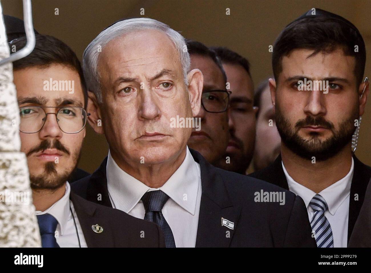 Gerusalemme, Israele. 24th Apr, 2023. Il primo ministro israeliano Benjamin Netanyahu (L) arriva lunedì 24 aprile 2023 alla cerimonia annuale della Giornata della memoria dei soldati caduti (Yom HaZikaron) presso il Memoriale di Yad LaBanim a Gerusalemme. Foto piscina di Marc Israel Sellem/UPI Credit: UPI/Alamy Live News Foto Stock