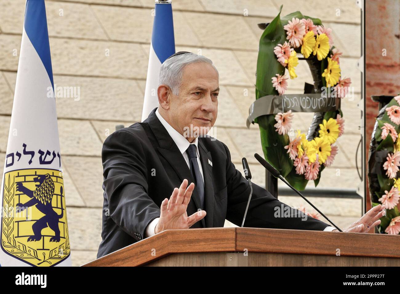 Gerusalemme, Israele. 24th Apr, 2023. Il primo ministro israeliano Benjamin Netanyahu ha tenuto un discorso durante la cerimonia annuale per la Giornata della memoria dei soldati caduti (Yom HaZikaron) al Memoriale di Yad LaBanim a Gerusalemme lunedì 24 aprile 2023. Foto piscina di Marc Israel Sellem/UPI Credit: UPI/Alamy Live News Foto Stock