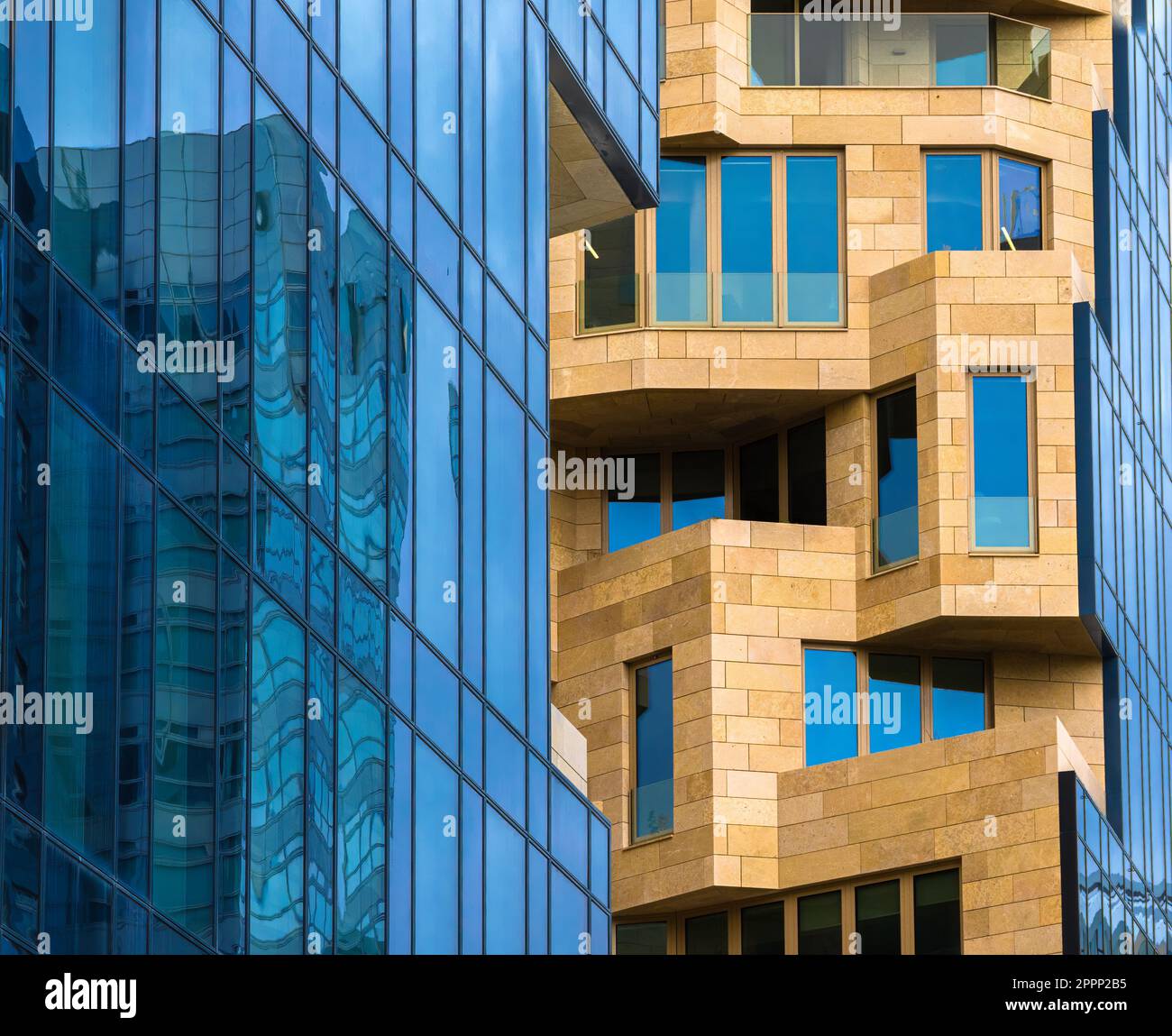 Facciate colorate di edifici commerciali ad Amsterdam, Paesi Bassi, con molte finestre e il riflesso di un alto edificio vicino Foto Stock