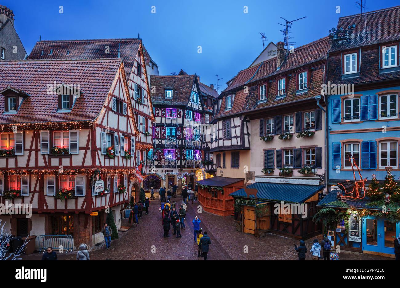 Colmar, Francia - 14 dicembre 2022: Storico centro storico di Colmar, una famosa città pittoresca e romantica in Alsazia, Francia, particolarmente famosa per il Foto Stock
