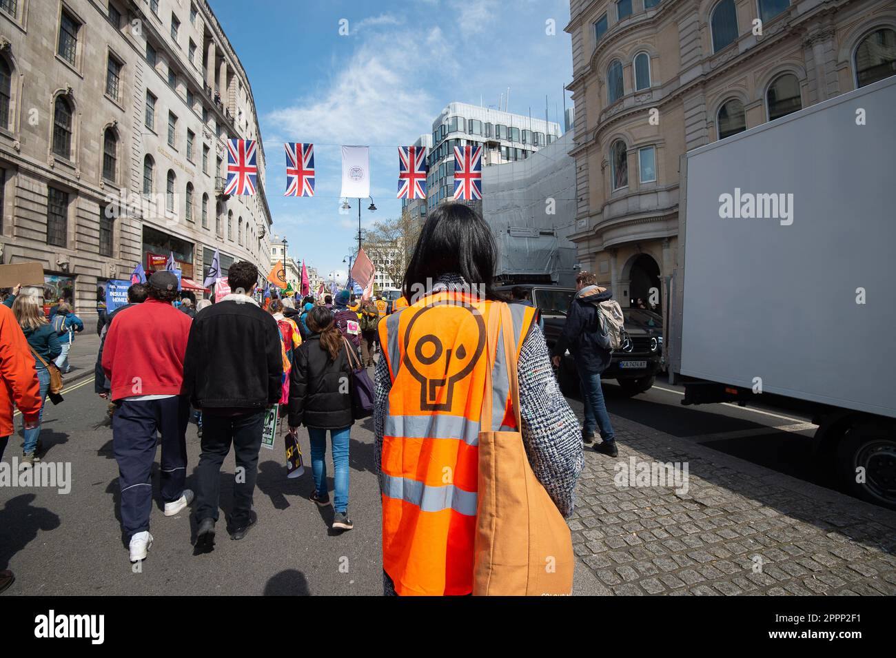 Londra, Regno Unito. 24th aprile 2023. I manifestanti di Just Stop Oil si sono Uniti alle marce della ribellione di estinzione per la Grande a Londra oggi. Just Stop Oil attivisti Marcus Decker e Morgan Trowland sono stati trovati colpevoli a Basildon Crown Court venerdì scorso di causare un disturbo pubblico quando hanno scalato il ponte di Dartford Crossing per 36 ore nell'ottobre 2022. Ora servono pene detentive di 3 anni e 2,7 mesi come una pena per impedire ad altri di copiare qualsiasi azione sul clima. Credit: Maureen McLean/Alamy Live News Foto Stock