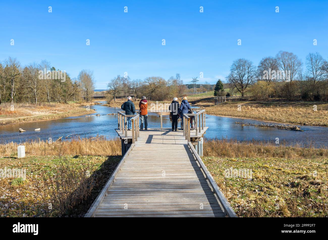 Turisti che ammirano la confluenza dei fiumi Brigach e Breg, che costituisce l'inizio e l'origine del Danubio, il più lungo fiume europeo. Donau Foto Stock